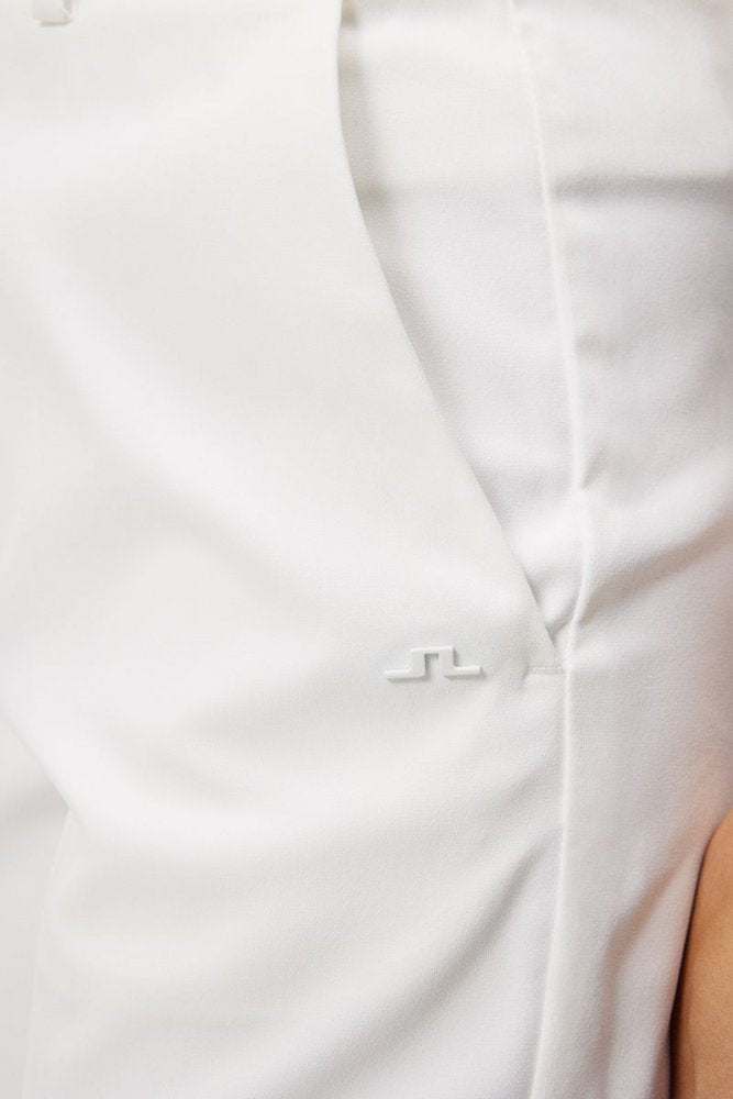 J.Lindeberg Gwen Long Shorts, White, dámské golfové kraťasy